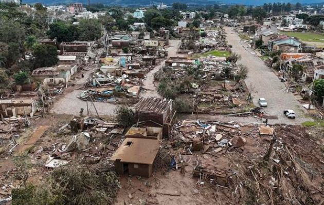 Casas destruidas tras la inundación causada por el desbordamiento del río Forqueta. Foto: EFE