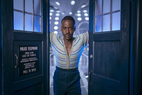 Ncuti Gatwa en el papel de El Doctor, durante una escena de la primera temporada de la serie ‘Doctor Who’, dirigida por Russell T Davies. Foto: EFE / Disney+