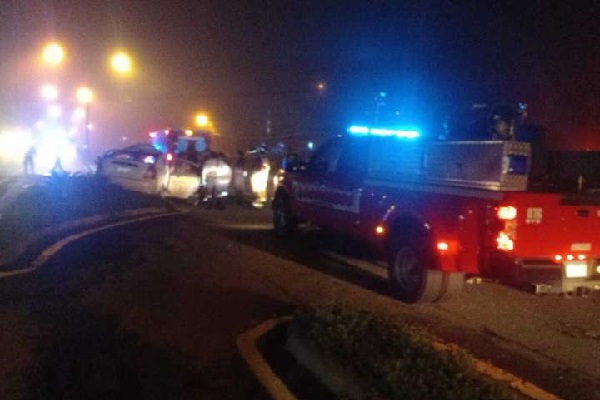 Las autoridades intentan conocer las identidades de las personas fallecidas en este fatal accidente automovilístico. Foto. Melquíades Vásquez Las autoridades intentan conocer las identidades de las personas fallecidas en este fatal accidente automovilístico. Foto. Melquíades Vásquez