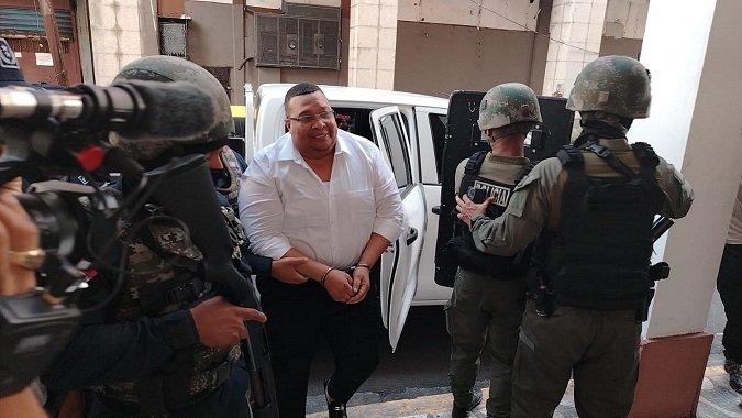 El alcalde Lee iba esposado y fuertemente escoltado cuando subía las escaleras. Foto: Diomedes Sánchez 