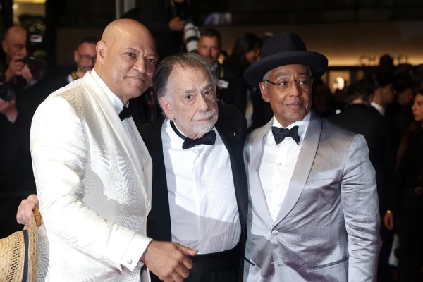 Laurence Fishburne, Francis Ford Coppola y Giancarlo Esposito tras el estreno de 'Megalopolis' durante el 77º Festival de Cine de Cannes. Foto: EFE / EPA / Guillaume Horcajuelo Laurence Fishburne, Francis Ford Coppola y Giancarlo Esposito tras el estreno de 'Megalopolis' durante el 77º Festival de Cine de Cannes. Foto: EFE / EPA / Guillaume Horcajuelo