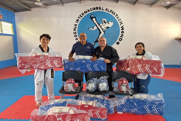 Taekwondo recibe implementos deportivos. Foto: Cortesía
