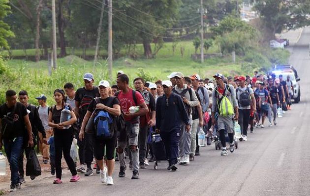 Migrantes caminan en caravana para dirigirse a la frontera con Estados Unidos. Foto: EFE