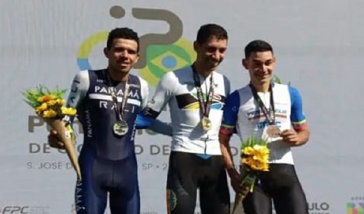 Franklin Archibold (izq.) de Panamá en el podio de los ganadores con la medalla de plata. Foto: Fepaci