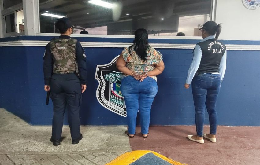 Dos funcionarias fueron aprehendidas. Foto: Cortesía Policía Nacional