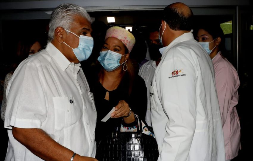 José Raúl Mulino, presidente electo de Panamá, recorre el Instituto Oncológico. Foto: Víctor Arosemena