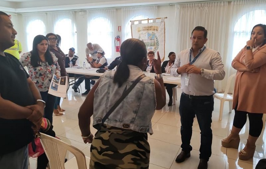 En esta reunión, que por momentos se tornó conflictiva, el representante de la empresa Naturgy, no pudo responder las interrogantes sobre la capacidad en equipo y personal para atender los reportes de daños. Foto. Eric Montenegro