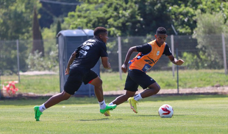Los jugadores Kahiser Lennis (izq.) y Rodrigo Tello durante los entrenamientos del equipo Sub-23 en Francia. Foto:Fepafut