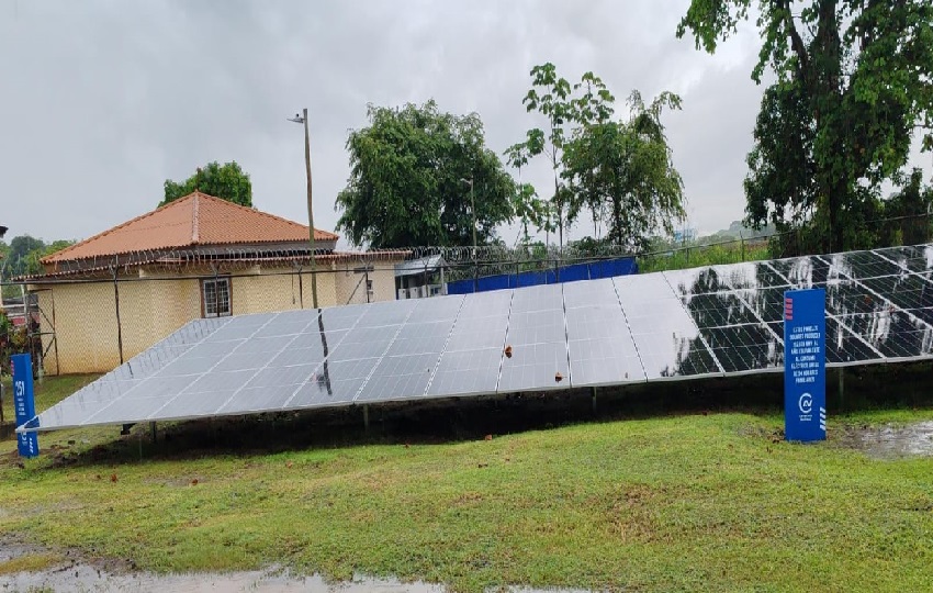 La puesta en operación de la granja con 250 paneles solares en el centro de distribución de La Chorrera permite reducir 422 toneladas de CO₂ al año Foto. EricMontenegro