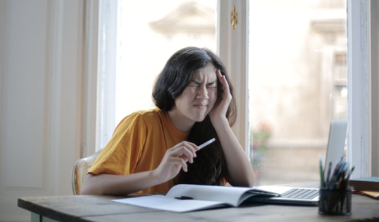 Los ataques de migraña, sin tratar, pueden durar hasta 72 horas.  Foto: Pexels