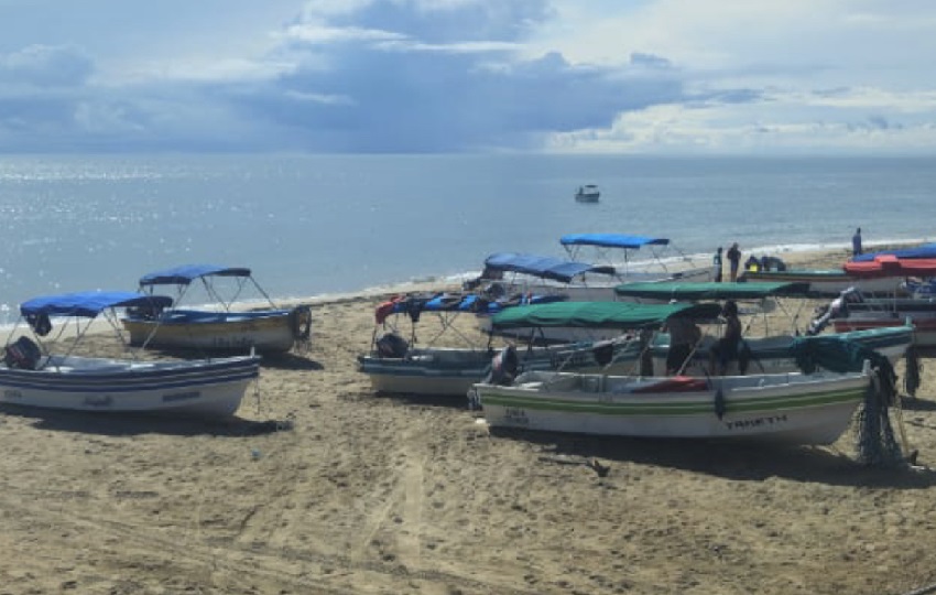 El Los motores, valorados en tres mil y cinco mil balboas cada uno, fueron hurtados la madrugada del miércoles mientras las lanchas estaban estacionadas en la playa. Foto. Thays Domínguez
