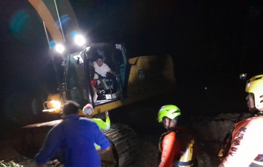 Tres trabajadores de una empresa que permanecían atrapados en un islote por la crecida del río Cricamola en el área de Kankitú- Ñokribo de la comarca Ngäbe Buglé. Recomendamos a la población evitar cruzar ríos y quebradas. Foto. Sinaproc