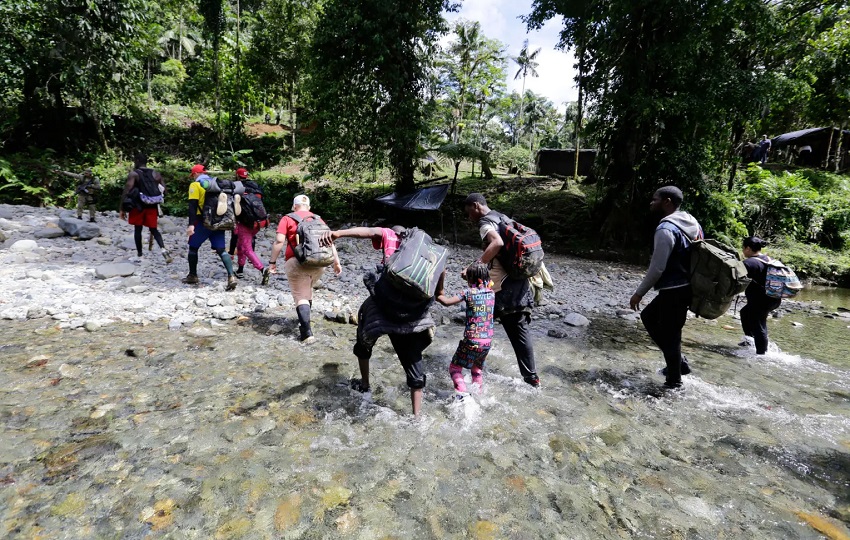 En su travesía hacia Estados Unidos, los migrantes deben cruzar varios ríos. Foto: EFE/Carlos Lemos En su travesía hacia Estados Unidos, los migrantes deben cruzar varios ríos. Foto: EFE/Carlos Lemos