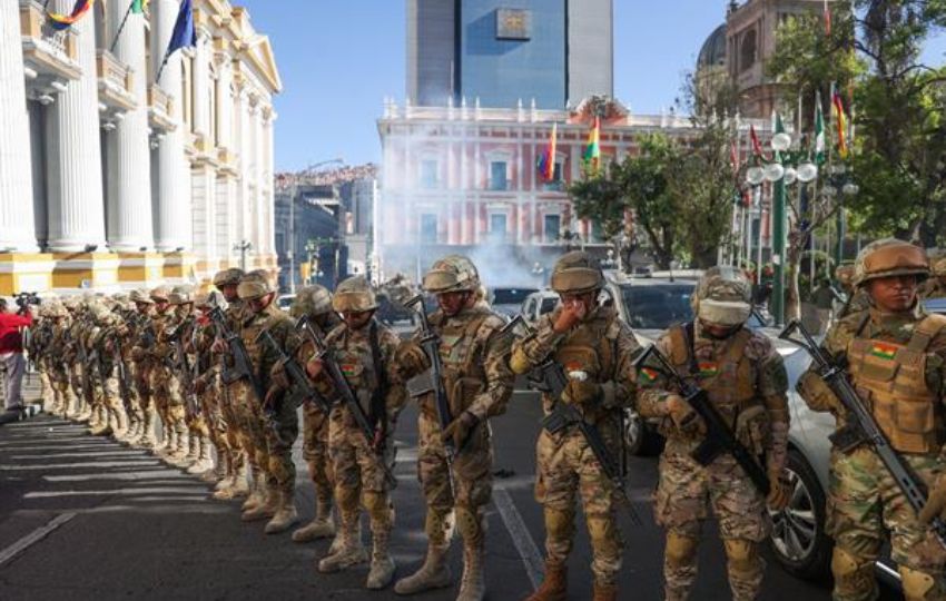 Militares se forman frente a la sede del Gobierno de Bolivia, en La Paz (Bolivia).