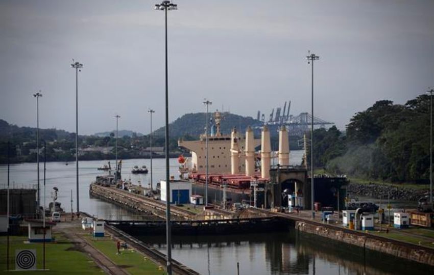 Un buque transitando por las esclusas de Miraflores en el Canal de Panamá. Foto: EFE