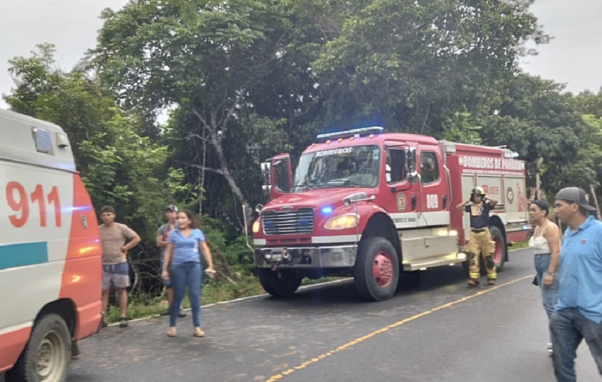La víctima fue trasladada en ambulancia del 911, mientras que el otro conductor fue sacado del área en un vehículo particular. 