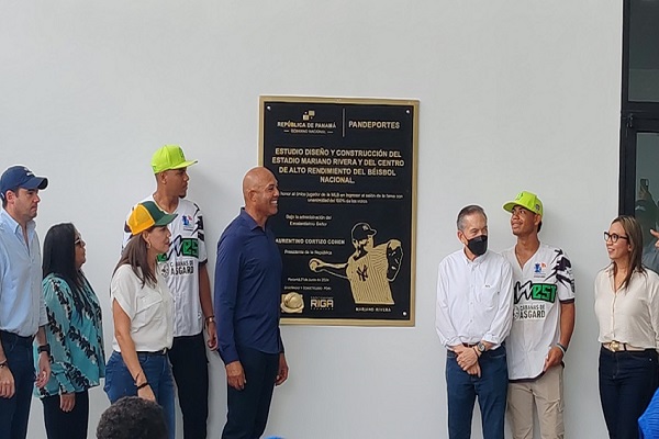 El expelotero Mariano Rivera y el presidente Laurentino Cortizo en la inauguración del estadio en La Chorrera. Foto: Eric Montenegro