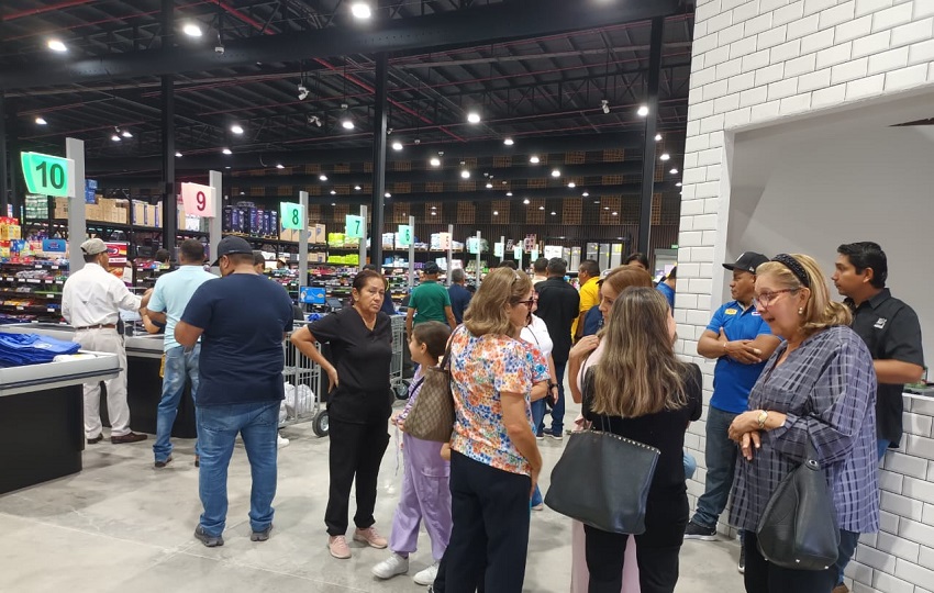El MAX ofrece una extensa variedad de productos, destacando más de 50,000 referencias, de las cuales el 80% es proveniente de marcas nacionales. El MAX ofrece una extensa variedad de productos, destacando más de 50,000 referencias, de las cuales el 80% es proveniente de marcas nacionales.