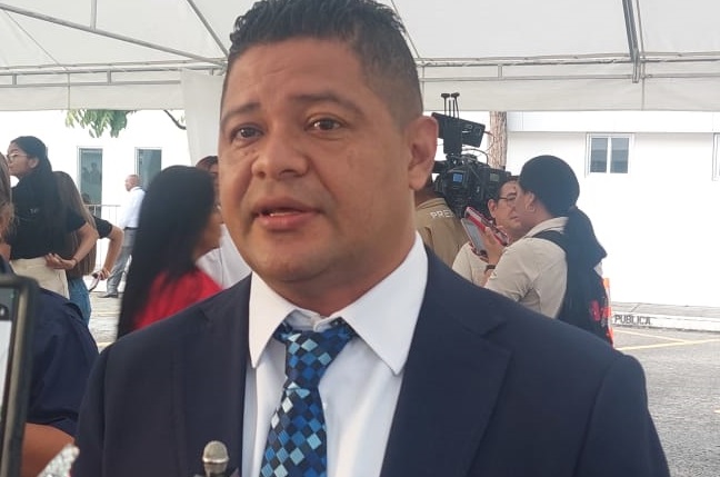 Abdiel Núñez a su llegada a la Asamblea Nacional. Foto. Cristabelis Toribio