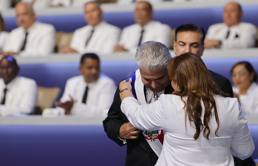José Raúl Mulino mostró su emoción por recibir la banda presidencial. Foto: Cortesía