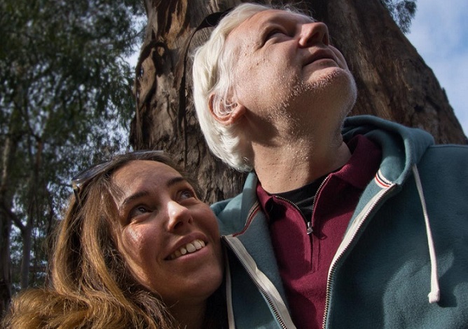 Julian Assange con su mujer, Stella Assange, tras conseguir la libertad. Foto: EFE Julian Assange con su mujer, Stella Assange, tras conseguir la libertad. Foto: EFE