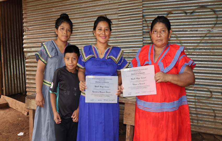  Isidora Carrera junto a Yaneth Ortega y sus otros hijos. Foto: Cortesía/Mides