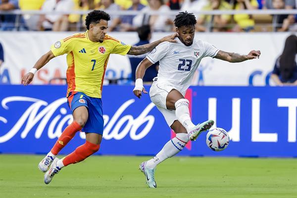 Michael Amir Murillo de Panamá (23) y Luis Diaz de Colombia (7) durante el partido de cuartos de final de la Copa América. Foto: EFE