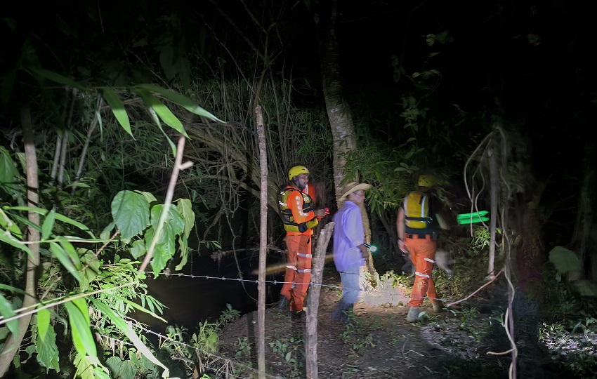 Los dos hombres intentaron  cruzar el río para llegar a su hogares.