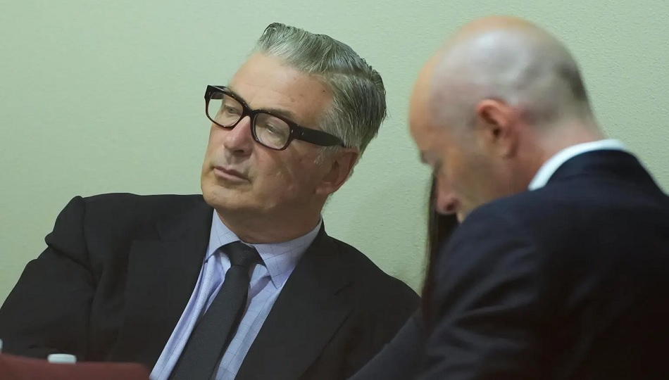 Alec Baldwin (i) asiste a su juicio por homicidio involuntario en el Tribunal de Distrito del Condado de Santa Fe, en Santa Fe, Nuevo México, EE.UU. Foto: EFE/EPA/Ramsay De Dar Alec Baldwin (i) asiste a su juicio por homicidio involuntario en el Tribunal de Distrito del Condado de Santa Fe, en Santa Fe, Nuevo México, EE.UU. Foto: EFE/EPA/Ramsay De Dar