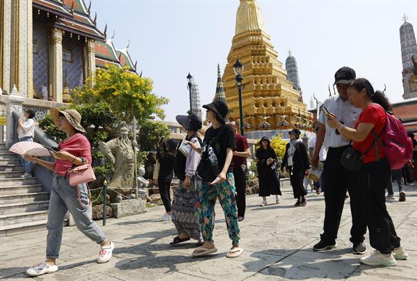 Turistas visitan el templo del Buda Esmeralda en el Gran Palacio de Bangkok. Foto: EFE/Archivo