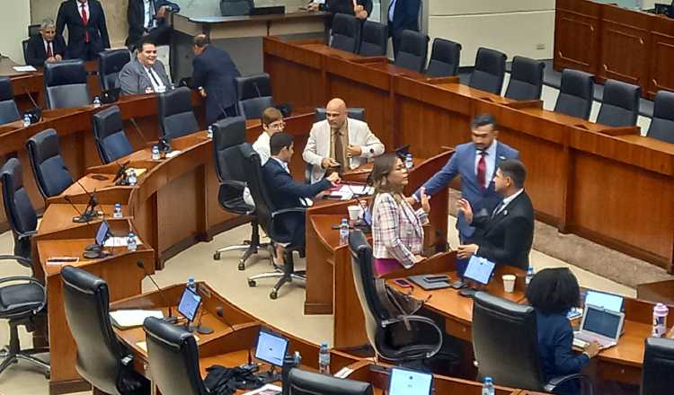 La sesión permanente no pudo continuar este lunes debido a las negociaciones que se sostenían entre las diferentes bancadas. Foto: Francisco Paz La sesión permanente no pudo continuar este lunes debido a las negociaciones que se sostenían entre las diferentes bancadas. Foto: Francisco Paz