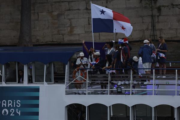 Hillary Heron con la bandera panameña en mano, saluda a la afición. Foto: EFE