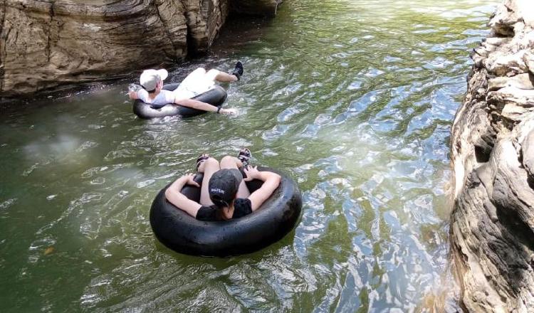 La práctica del 'rafting' aprovechando la corriente del río Chame, desde su nacimiento, brinda a los visitantes un recorrido de medio kilómetro de pura emoción. La práctica del 'rafting' aprovechando la corriente del río Chame, desde su nacimiento, brinda a los visitantes un recorrido de medio kilómetro de pura emoción.