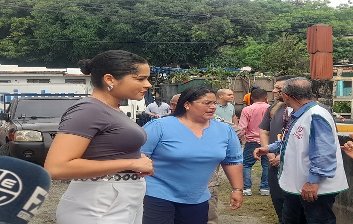La alcaldesa Irma Hernández junto a Yaviletsy Centella, directora regional de salud. Foto: Vivian Jiménez La alcaldesa Irma Hernández junto a Yaviletsy Centella, directora regional de salud. Foto: Vivian Jiménez