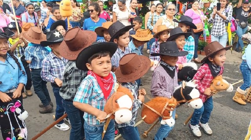 caballitos-palo_2_0.jpg Los niños recorrieron las principales calles de la ciudad de Santiago.Foto: Melquiades Vásquez.