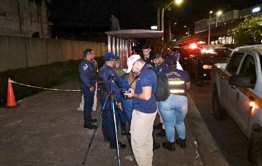 El cuerpo de esta persona fue levantado por personal de criminalística y trasladado a la morgue judicial en la ciudad de Colón, para ser identificado y programarlo para la necropsia. Foto. Diomedes Sánchez
