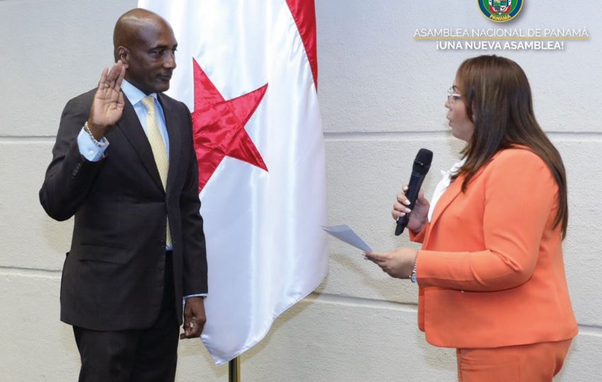 Nelson Jackson fue juramentado por la presidenta de la Asamblea Nacional, Dana Castañeda. Foto: Cortesía