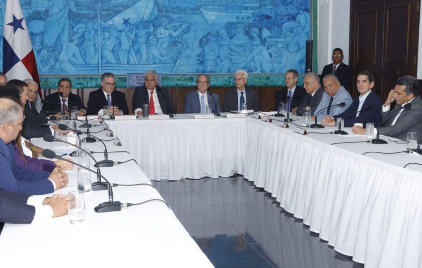 Reunión para abordar la crisis de la Caja de Seguro Social. Foto: Víctor Arosemena