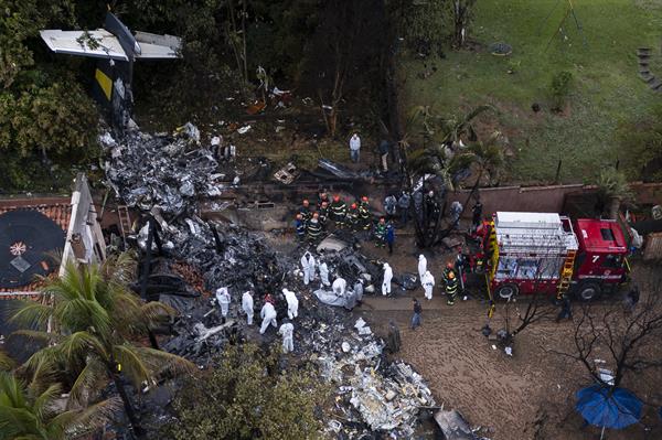 Agentes de policía científica de Brasil y bomberos trabajando este sábado en el sitio del accidente. Foto: EFE