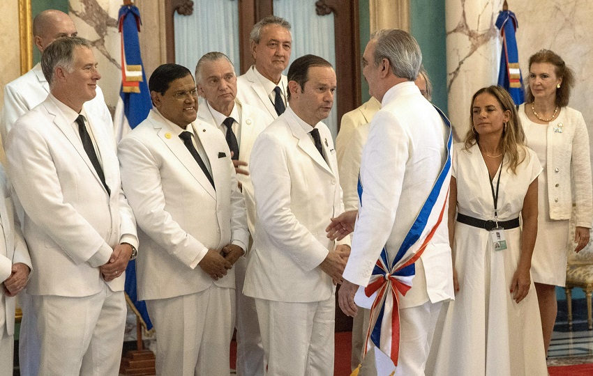 El canciller de Panamá, Javier Martínez-Acha (c), saluda al presidente de República Dominicana, Luis Abinader. Foto: EFE