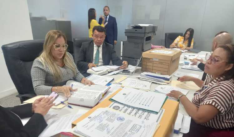 Castañeda supervisó la revisión de los documentos. Foto: Francisco Paz