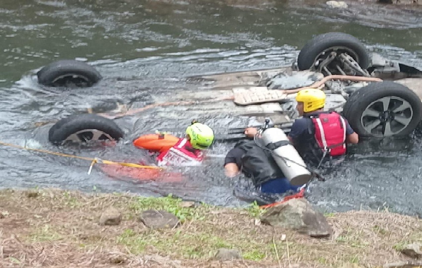Bomberos realizan labores de extracción del auto en las aguas del canal. Foto. PGN Bomberos realizan labores de extracción del auto en las aguas del canal. Foto. PGN