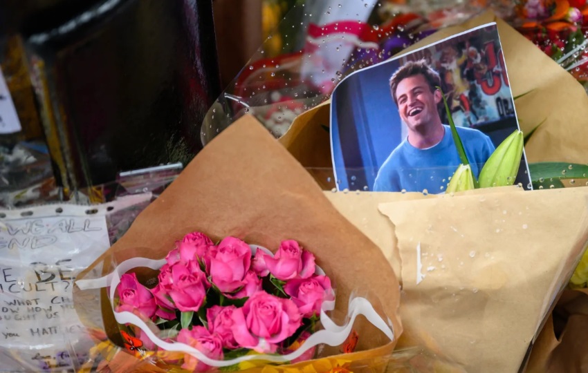 Vista de un memorial improvisado para el actor estadounidense Matthew Perry en Nueva York, en una fotografía de archivo. Foto: EFE / EPA / Tamas Vasvari