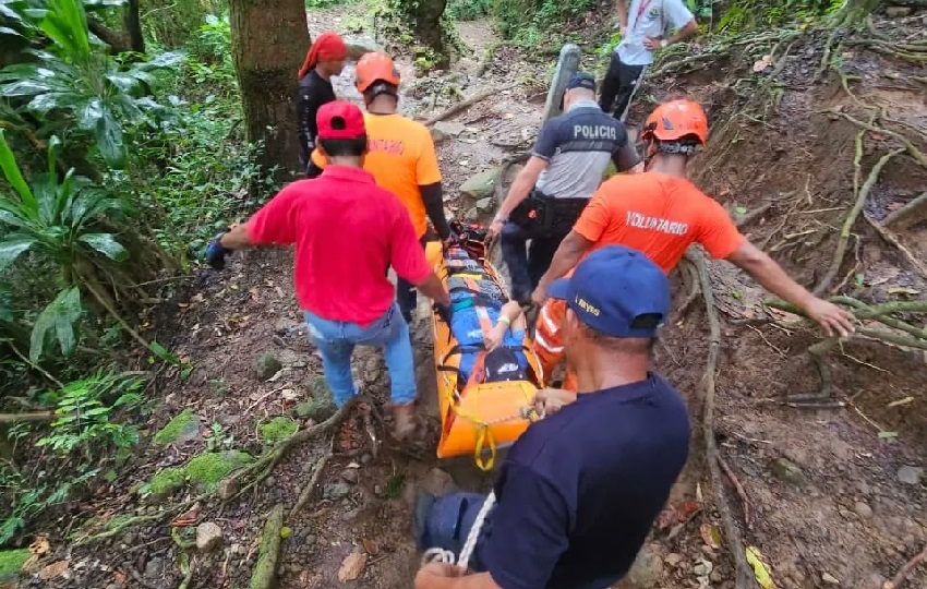 Traslado terrestre de un turista que se lesionó, cuando practicaba senderismo en el sector de La Piedra Pintada . Foto. Sinaproc Traslado terrestre de un turista que se lesionó, cuando practicaba senderismo en el sector de La Piedra Pintada . Foto. Sinaproc