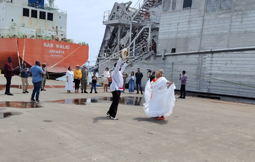 La embarcación y su tripulación fue recibida en el Home Ports de Colón, por autoridades provinciales y distritales. Foto. Diomede Sánchez La embarcación y su tripulación fue recibida en el Home Ports de Colón, por autoridades provinciales y distritales. Foto. Diomede Sánchez
