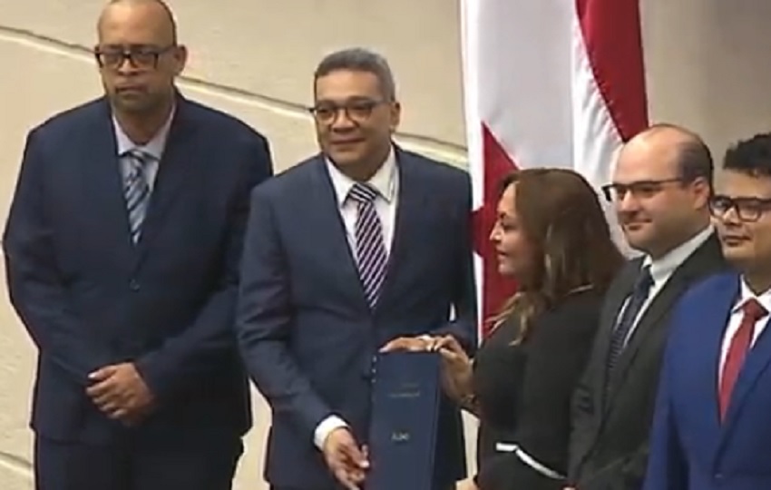 Dino Mon tras su ratificación en la Asamblea Nacional de Diputados. Dino Mon tras su ratificación en la Asamblea Nacional de Diputados.
