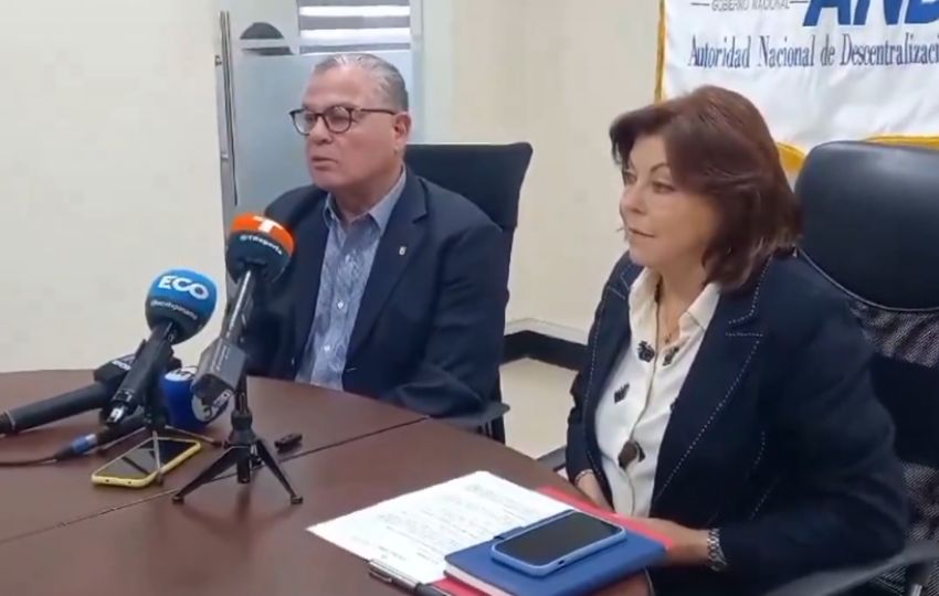 El contralor designado, Anel Flores, junto a la directora de la AND, Roxana Méndez.