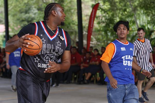 Joey 'Hot Rod' De La Rosa del equipo de baloncesto Harlem Globetrotters, participa durante un juego de exhibición contra el equipo de Olimpiadas Especiales de Panamá. Foto:EFE