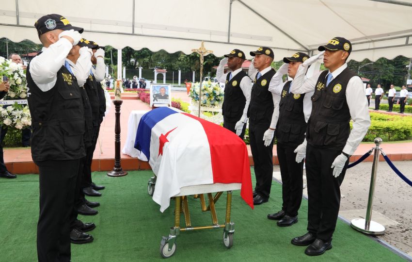 Jonathan Espinoza Córdoba fue escoltado por una calle de honor integrada por sus compañeros. Foto: Cortesía