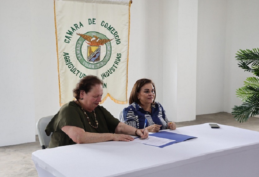 La firma fue hecha por María Ramos, presidente de ComCam (der..) y la embajadora estadounidense, Mari Carmen Aponte (izq.). Foto: Diomedes Sánchez